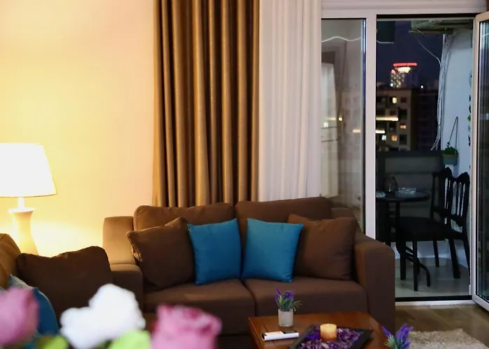 City View Apartment By Lake